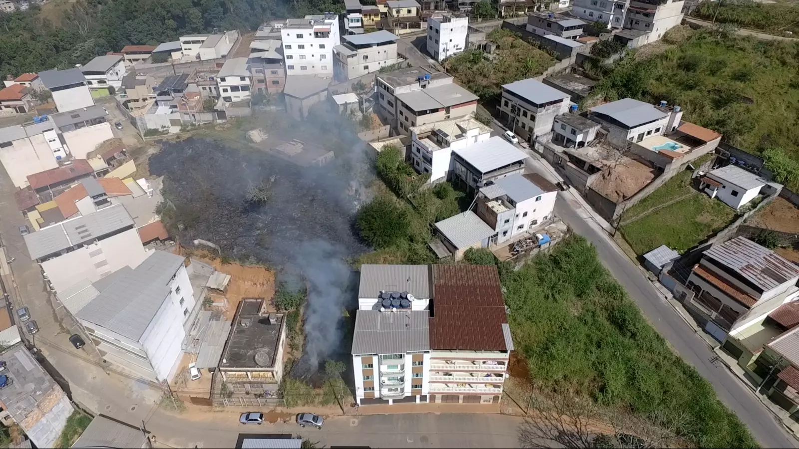 Fumaça provocada por queimadas gera transtorno e insatisfação em moradora do Bairro João Paulo II